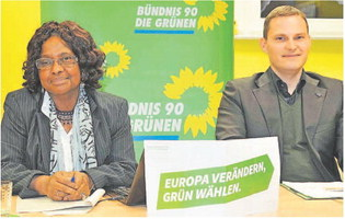 Dr. Perriette Herzberger-Fofana und Andrej Novak warben in Roth für die Europawahl am 25. Mai. Foto: Schmitt 