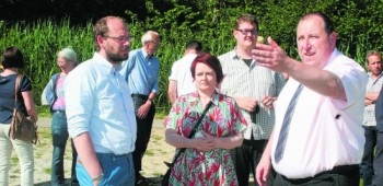 Der Thalmässinger Bürgermeister Georg Küttinger, Grünen-Kreisrat Felix Erbe, die Grünen-Landtagsabgeordneten Verena Osgyan und Martin Ganserer (v. r.) debattieren bei Großhöbing über das Projekt B131 neu. © Jürgen Leykamm