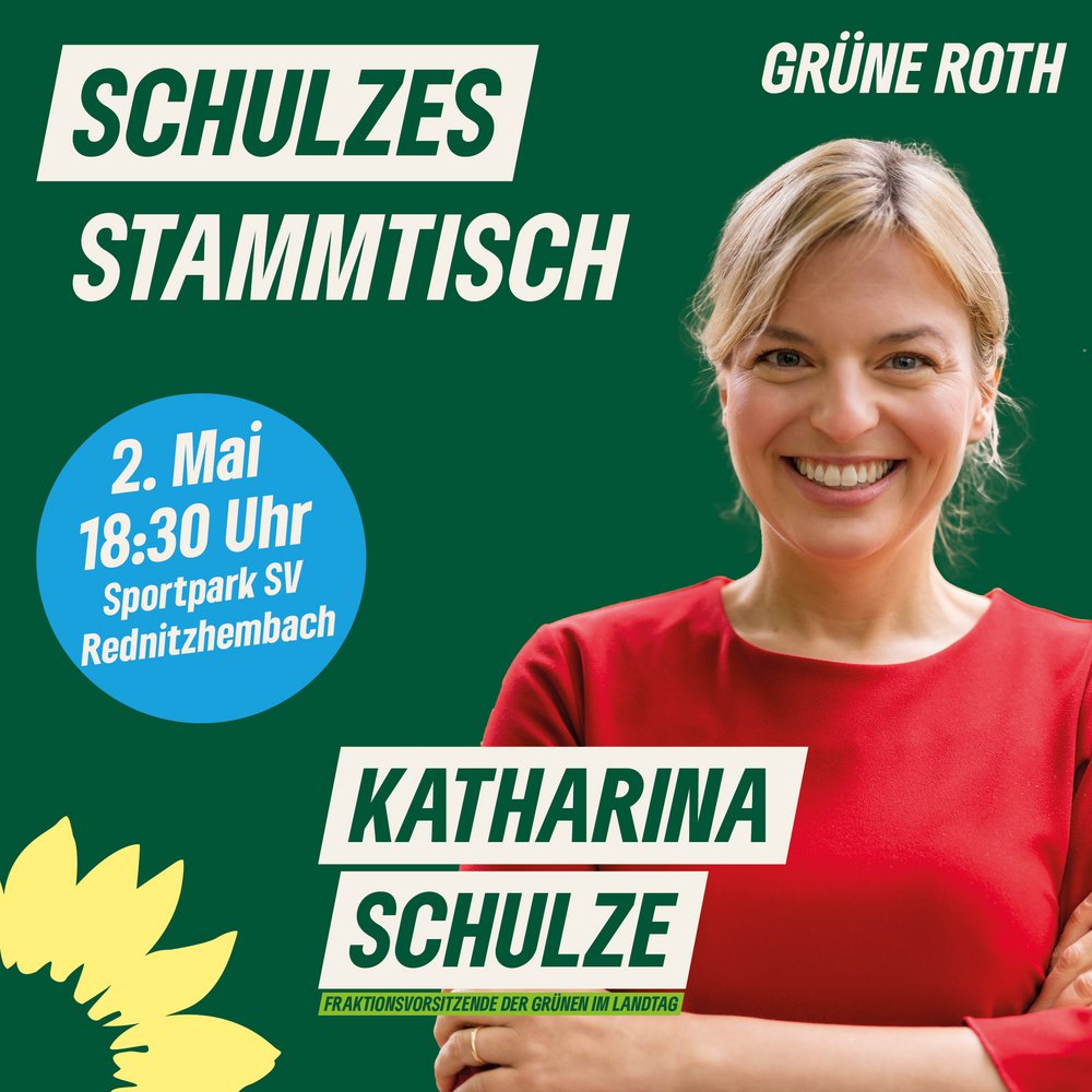 Das Bild ist ein Werbeplakat für eine politische Veranstaltung. Im oberen Bereich steht in großen weißen Lettern "SCHULZES STAMMTISCH" auf einem grünen Hintergrund. Rechts oben ist "GRÜNE ROTH" zu sehen, was für die politische Partei steht. Darunter sind die Details der Veranstaltung zu lesen: "2. Mai 18:30 Uhr Sportpark SV Rednitzhembach". Im unteren Bereich des Plakats ist eine freundlich lächelnde Frau mit blonden Haaren und einem roten Oberteil zu sehen, die ihre Arme verschränkt hat. Ihr Name, "KATHARINA SCHULZE", und ihr Titel, "FRAKTIONSVORSITZENDE DER GRÜNEN IM LANDTAG", sind darunter in weißen Blockbuchstaben angegeben. Unten links ist das stilisierte Bild einer gelben Blume, ein Symbol, das häufig von der Partei "Die Grünen" verwendet wird. Das Layout ist klar und aufmerksamkeitsstark, mit einem Fokus auf die Person und die Veranstaltungsinformationen.