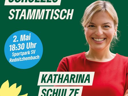 Das Bild ist ein Werbeplakat für eine politische Veranstaltung. Im oberen Bereich steht in großen weißen Lettern "SCHULZES STAMMTISCH" auf einem grünen Hintergrund. Rechts oben ist "GRÜNE ROTH" zu sehen, was für die politische Partei steht. Darunter sind die Details der Veranstaltung zu lesen: "2. Mai 18:30 Uhr Sportpark SV Rednitzhembach". Im unteren Bereich des Plakats ist eine freundlich lächelnde Frau mit blonden Haaren und einem roten Oberteil zu sehen, die ihre Arme verschränkt hat. Ihr Name, "KATHARINA SCHULZE", und ihr Titel, "FRAKTIONSVORSITZENDE DER GRÜNEN IM LANDTAG", sind darunter in weißen Blockbuchstaben angegeben. Unten links ist das stilisierte Bild einer gelben Blume, ein Symbol, das häufig von der Partei "Die Grünen" verwendet wird. Das Layout ist klar und aufmerksamkeitsstark, mit einem Fokus auf die Person und die Veranstaltungsinformationen.