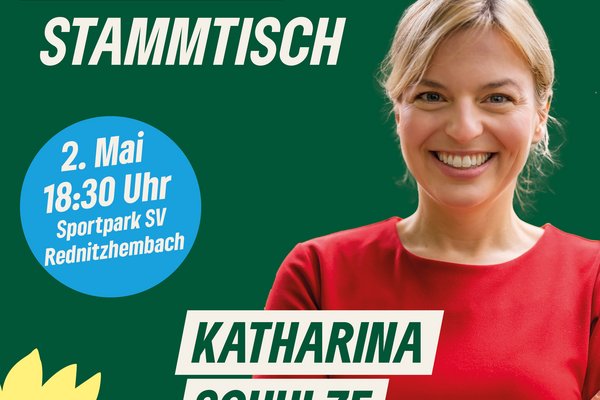 Das Bild ist ein Werbeplakat für eine politische Veranstaltung. Im oberen Bereich steht in großen weißen Lettern "SCHULZES STAMMTISCH" auf einem grünen Hintergrund. Rechts oben ist "GRÜNE ROTH" zu sehen, was für die politische Partei steht. Darunter sind die Details der Veranstaltung zu lesen: "2. Mai 18:30 Uhr Sportpark SV Rednitzhembach". Im unteren Bereich des Plakats ist eine freundlich lächelnde Frau mit blonden Haaren und einem roten Oberteil zu sehen, die ihre Arme verschränkt hat. Ihr Name, "KATHARINA SCHULZE", und ihr Titel, "FRAKTIONSVORSITZENDE DER GRÜNEN IM LANDTAG", sind darunter in weißen Blockbuchstaben angegeben. Unten links ist das stilisierte Bild einer gelben Blume, ein Symbol, das häufig von der Partei "Die Grünen" verwendet wird. Das Layout ist klar und aufmerksamkeitsstark, mit einem Fokus auf die Person und die Veranstaltungsinformationen.